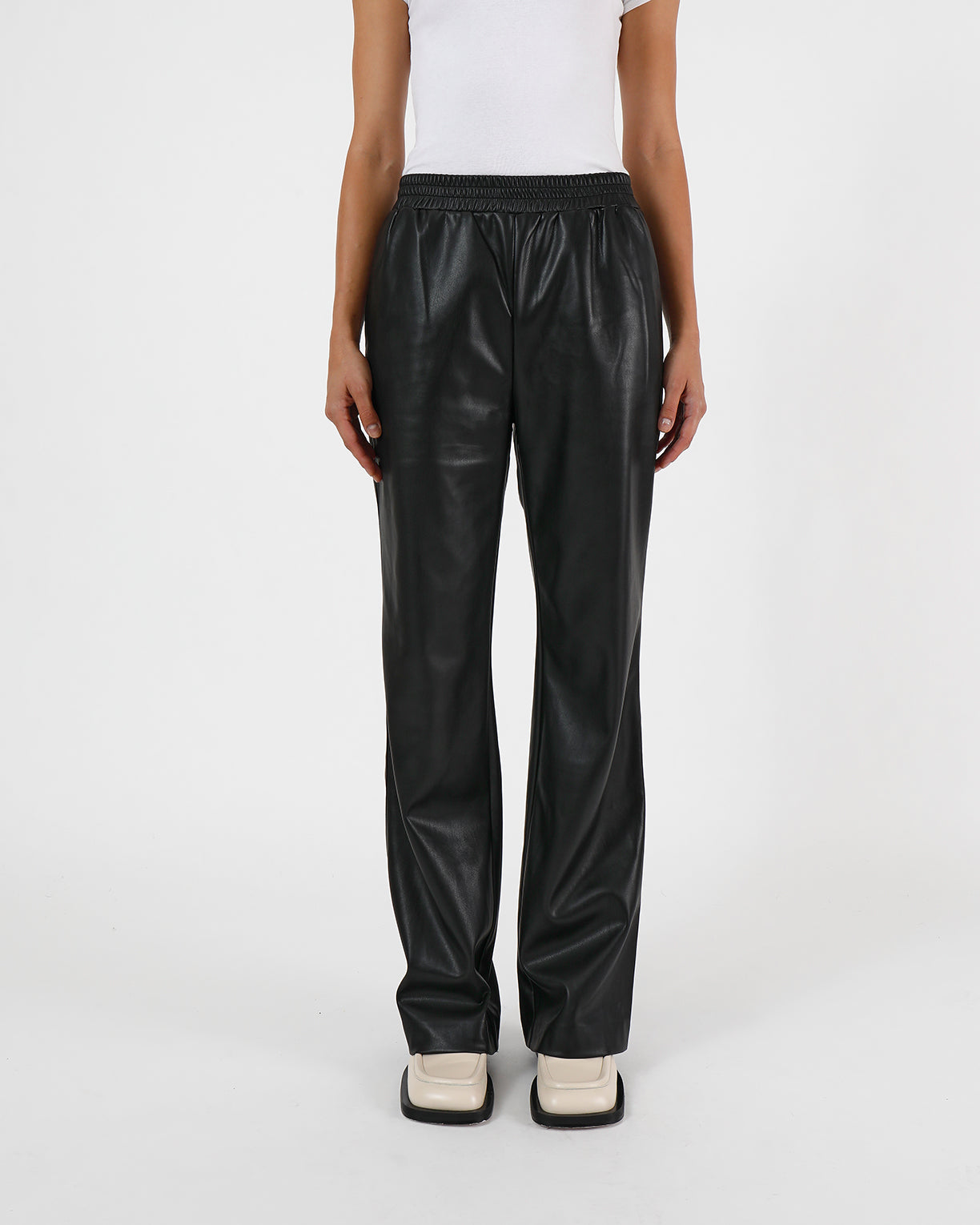 En noir leather online sweatpants