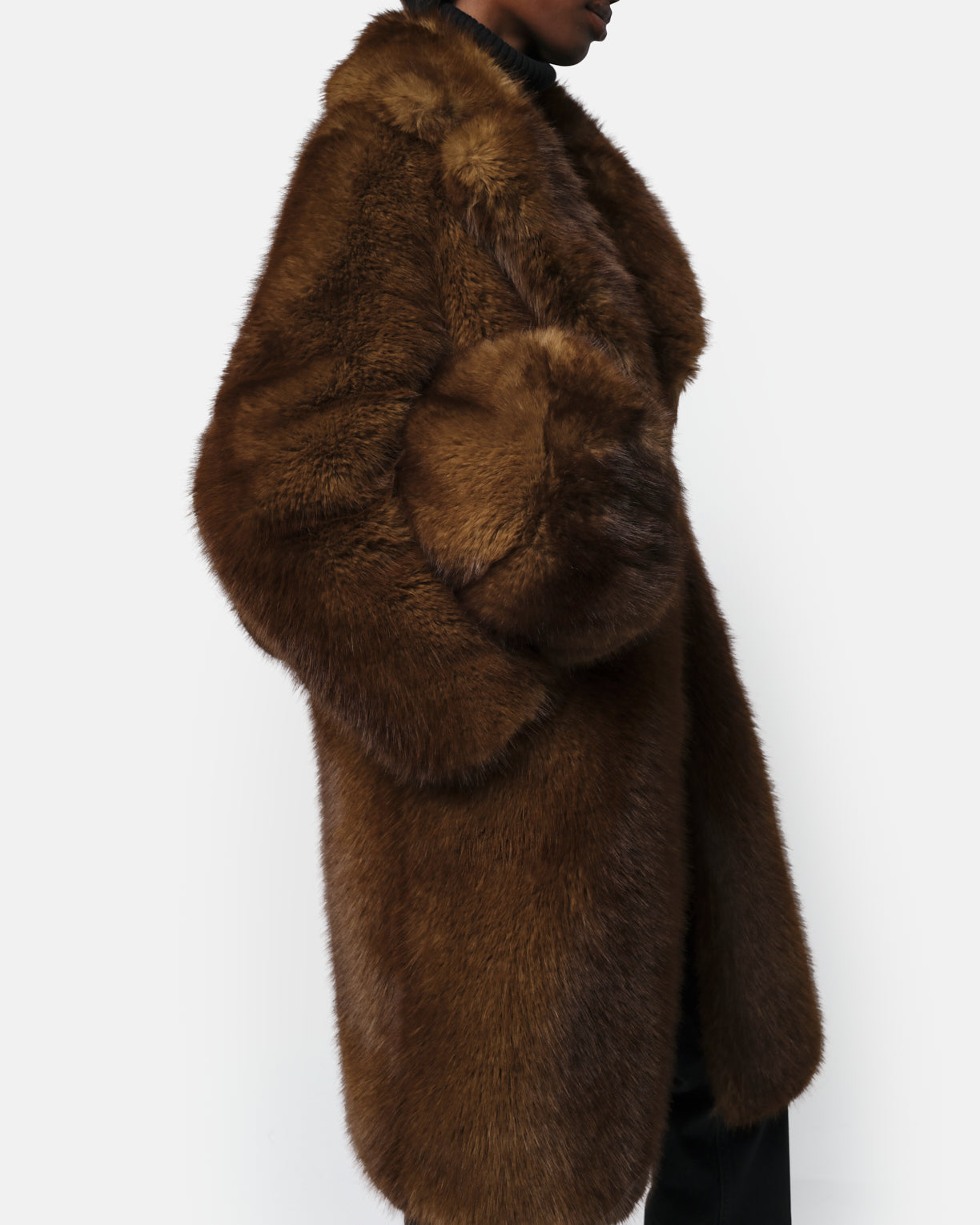 ファー Jumbo Noor Faux Fur Travel Pouch in Mink – Apparis